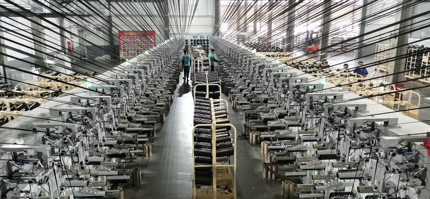 吉林化纖首條35K預浸料專用大絲束碳化線開車成功。(吉林化纖集團供圖)