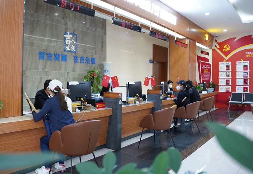 “我在家鄉挺好的!”——百日千萬網絡招聘活動吉林站現場。(吉林省人社廳供圖)