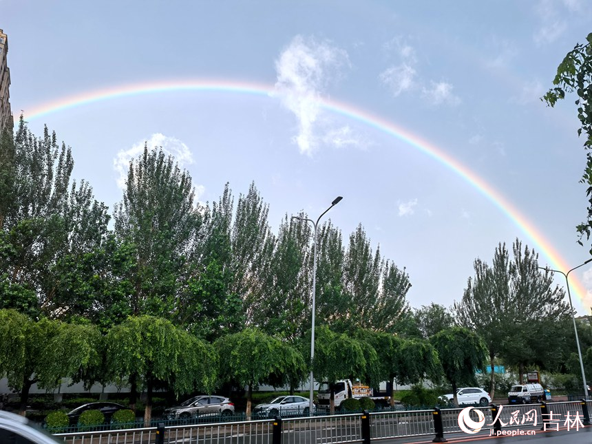 雙輪彩虹慢慢出現(xiàn)，越來越清晰。人民網(wǎng) 馬俊華攝