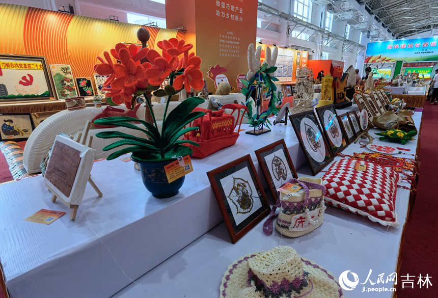 農(nóng)博園上的工藝品展示。人民網(wǎng) 李洋攝