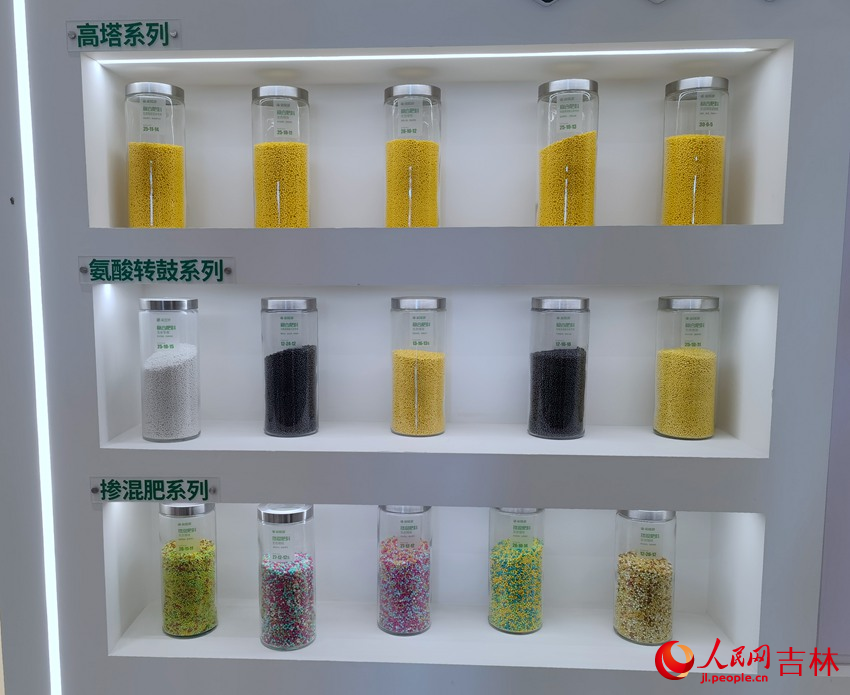 隆源農業生產的不同類型的肥料。人民網 馬俊華攝