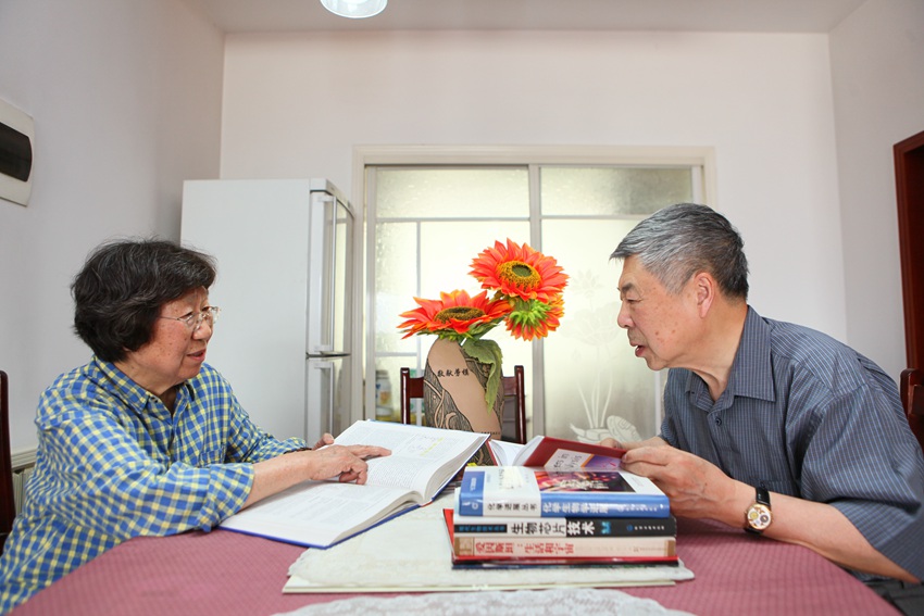 《院士伉儷——汪爾康院士 董邵俊院士》。關(guān)鋒 攝