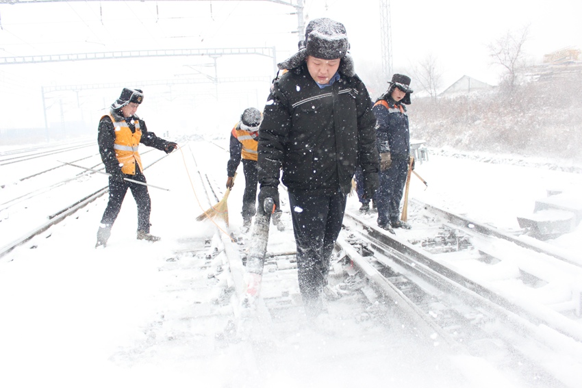 長春車務段興隆山站干部職工在岔區除雪。孫宏昊 攝