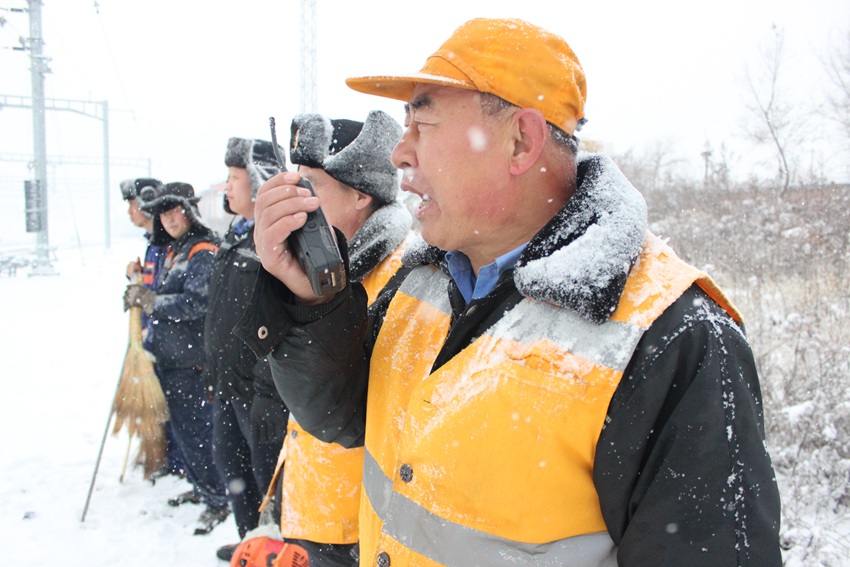 長春車務段興隆山站站長劉傳順與信號樓聯控橫越線路。孫宏昊 攝