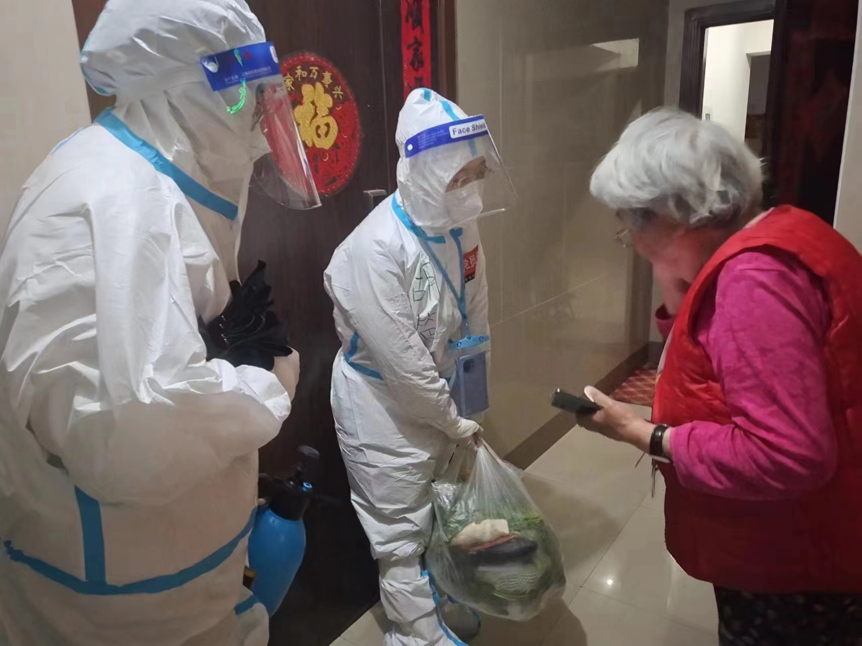 社區網格長變身“大白”，為轄區獨居老人運送藥以及日常所需物資