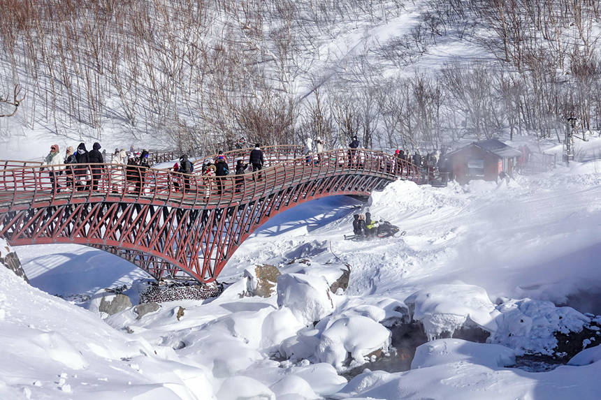游客在長白山景區欣賞冬季美景。呂昊俊攝 