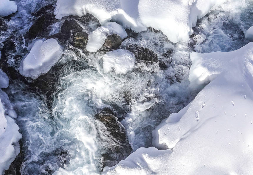 長白山不凍河在冰雪中，奔流不停。呂昊俊攝