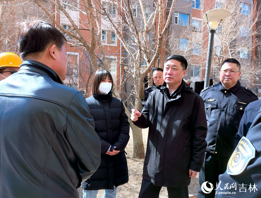 調(diào)研組工作人員與電梯行業(yè)協(xié)會(huì)相關(guān)負(fù)責(zé)人交流。人民網(wǎng) 馬俊華攝