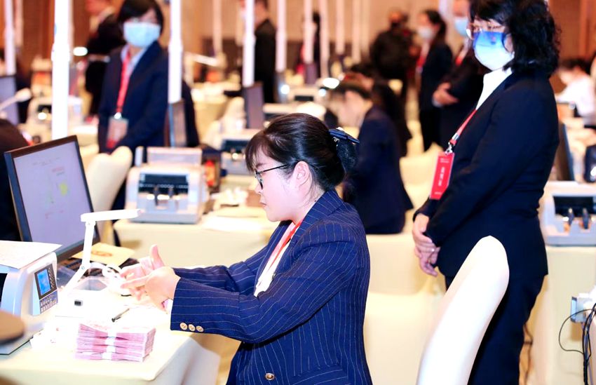 2022年全國農信系統業務技能比賽手工識假比賽現場