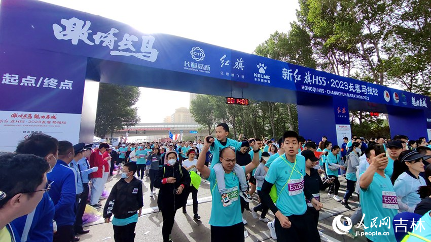 參賽選手從起點出發。人民網 李成偉攝