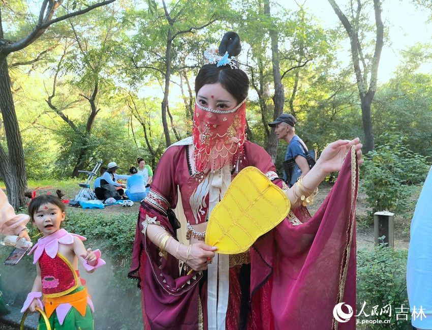鐵扇公主手拿芭蕉扇，身姿優美。人民網記者 馬俊華攝