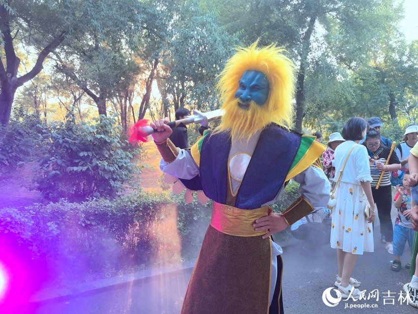 獅駝嶺青毛獅子怪擺起造型。人民網記者 馬俊華攝