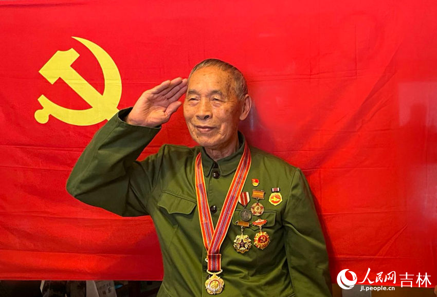 老兵向德明在黨旗下敬禮。人民網(wǎng)記者 李思玥攝