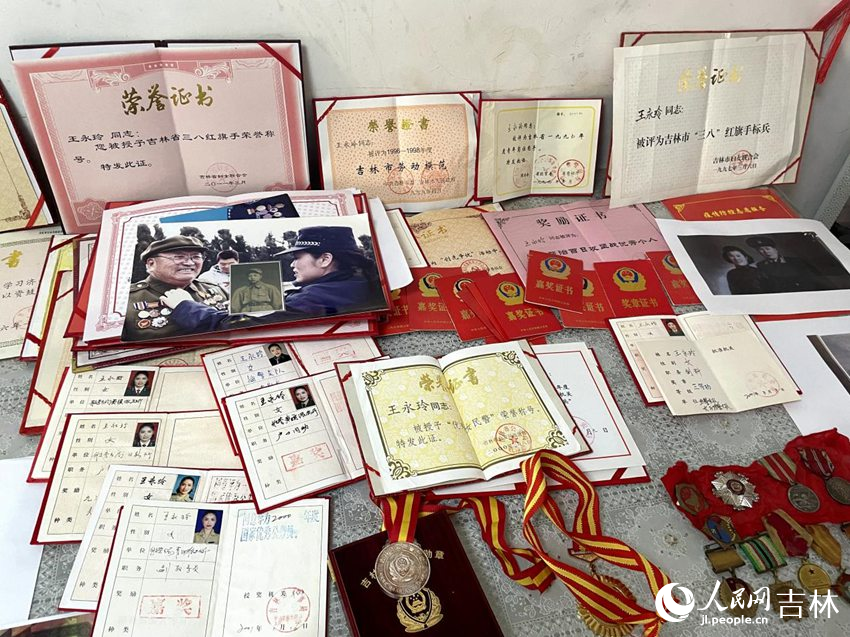 軍烈屬王永玲用榮譽(yù)書(shū)寫(xiě)青春。人民網(wǎng)記者 李思玥攝