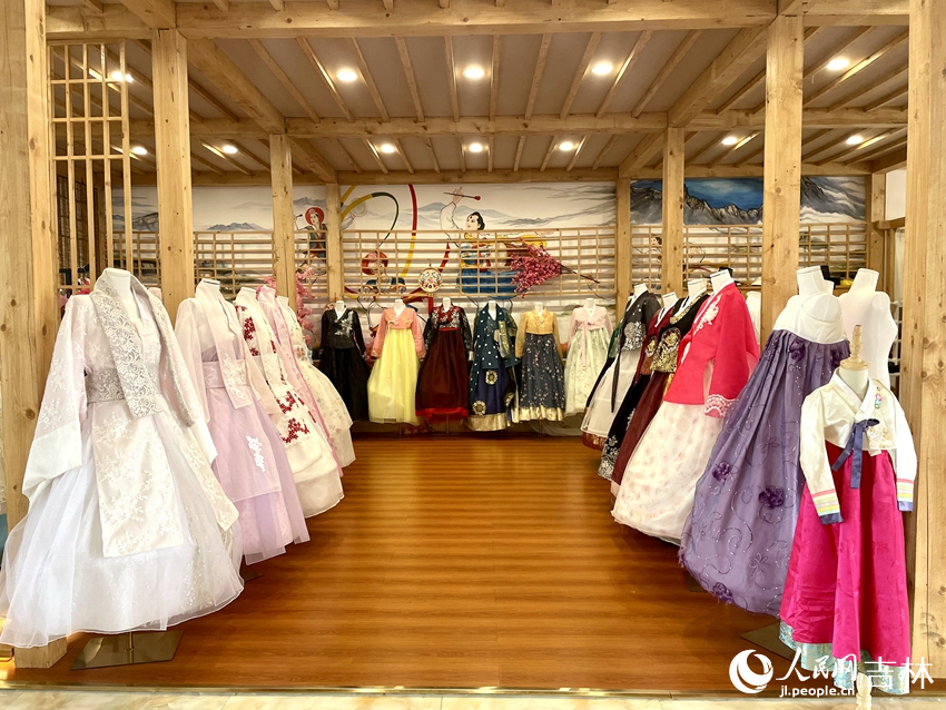 在朝鮮族服飾館內，顏色各異的傳統(tǒng)服飾可供游客試穿裝扮、拍照留念，沉浸式體驗朝鮮族傳統(tǒng)民俗文化之美。人民網記者 李思玥攝