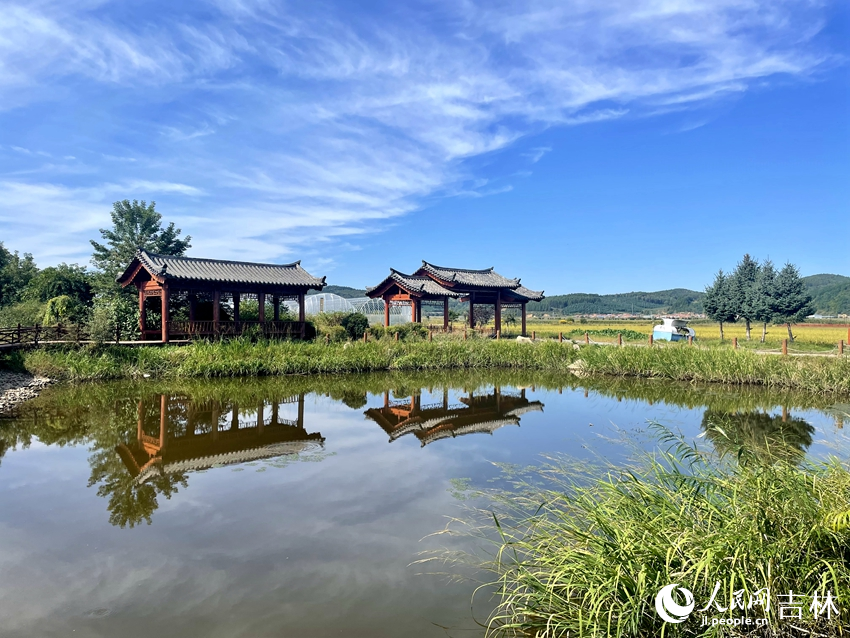 紅旗村位于萬寶鎮(zhèn)，是安圖縣城至長白山旅途中唯一的純朝鮮族居住村，也被稱為“中國朝鮮族第一村”。人民網記者 李思玥攝