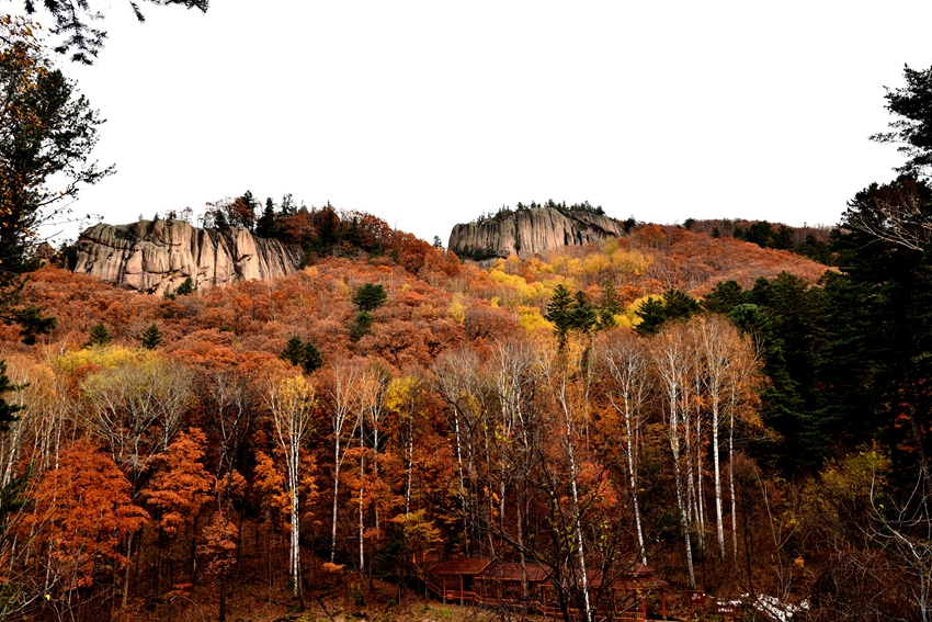 秋季的紅石峰紅葉漫山，層林盡染詩意濃。（資料圖片。長白山紅石峰景區(qū)供圖）
