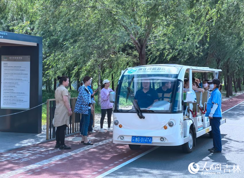 景區內游客觀光車。人民網記者 馬俊華攝