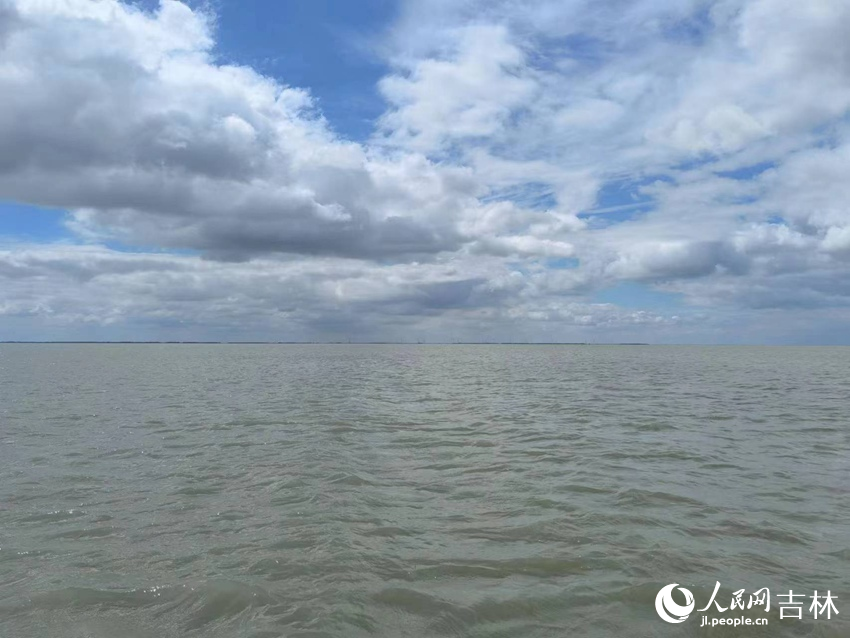一望無際的查干湖。人民網記者 馬俊華攝