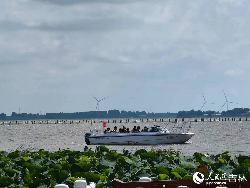 游客游覽查干湖。人民網記者 馬俊華攝