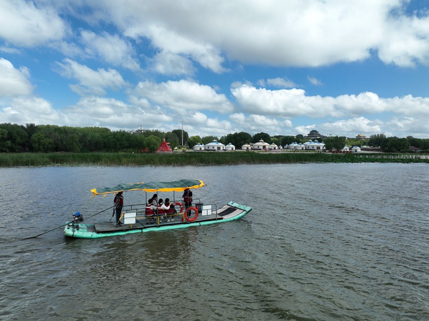 游客游覽查干湖。（吉林省生態環境廳供圖）