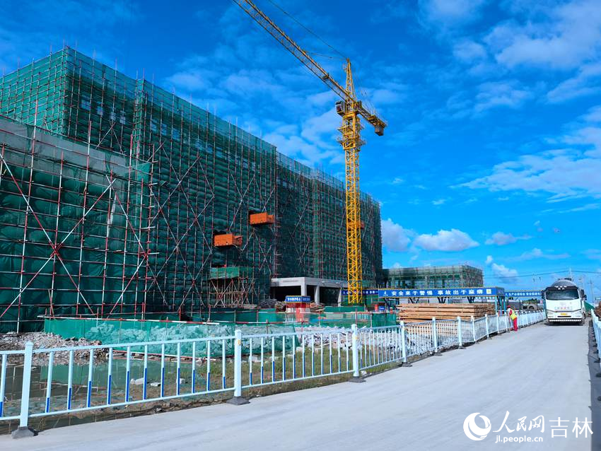 大安風(fēng)光制綠氫合成氨一體化示范項(xiàng)目施工現(xiàn)場(chǎng)。人民網(wǎng)記者 馬俊華攝