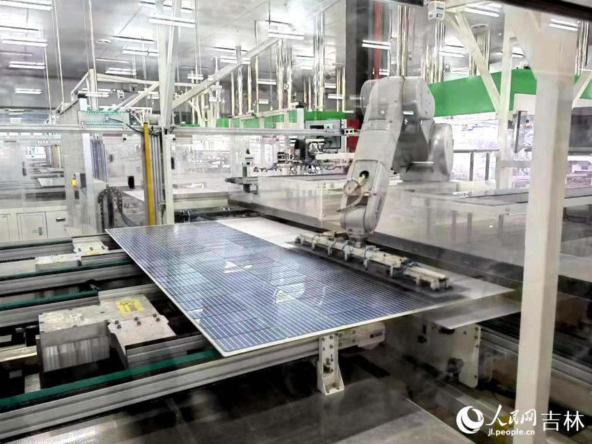 松原市新能光伏科技有限公司太陽(yáng)能板生產(chǎn)線。人民網(wǎng)記者 馬俊華攝