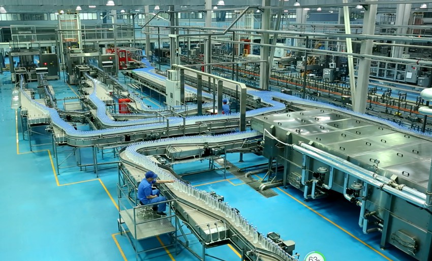 安圖翠林礦泉水有限公司自動化生產線。(安圖翠林礦泉水有限公司供圖)