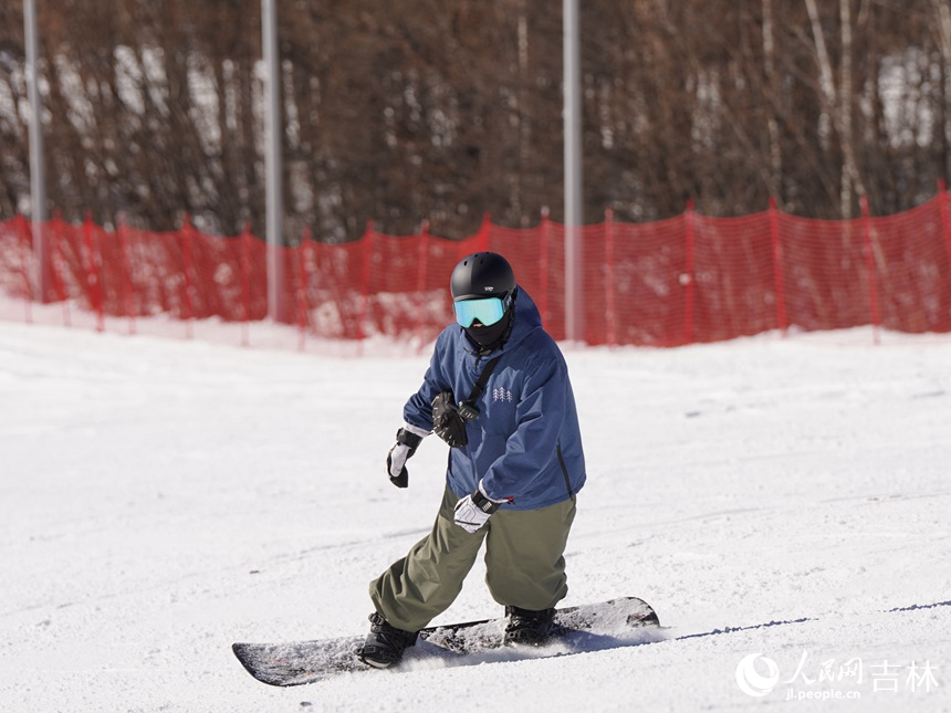 滑雪愛好者在和平滑雪場暢滑粉雪。人民網記者 李洋攝