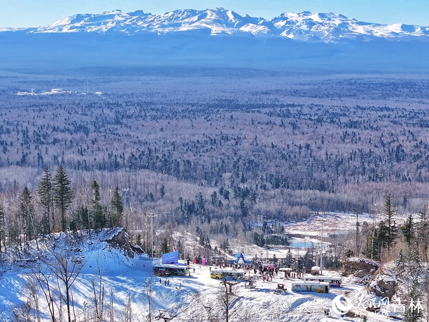 15日，長白山和平滑雪場和紅松王滑雪場同步“開板”迎客，正式拉開了長白山冰雪季的序幕。人民網記者 李成偉攝