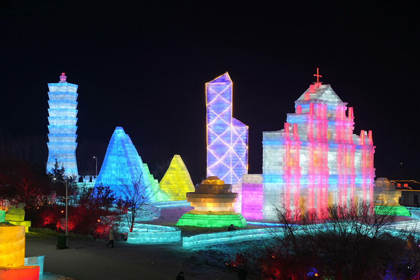 12月12日，長(zhǎng)春冰雪新天地開門迎客。人民網(wǎng)記者 李洋攝