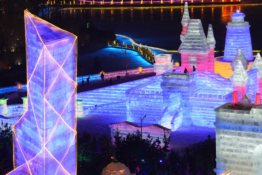 12月12日，長(zhǎng)春冰雪新天地開門迎客。人民網(wǎng)記者 李洋攝