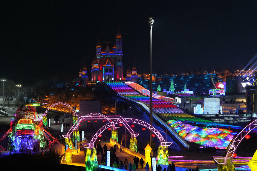 12月12日，長春冰雪新天地開門迎客。人民網(wǎng)記者 李洋攝