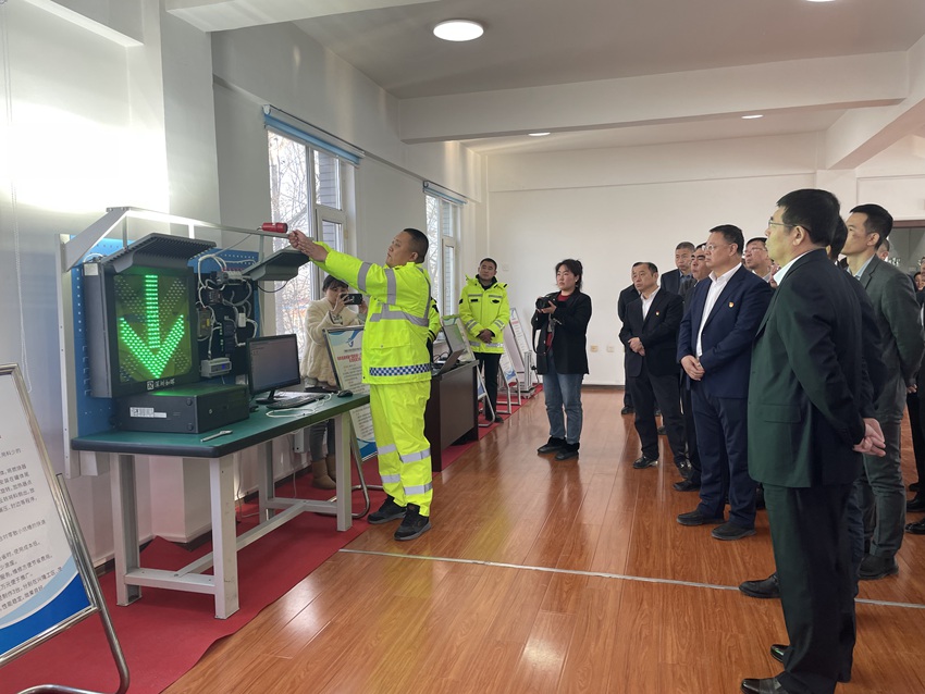 與會人員參觀了吉高集團“五小”創新成果展。人民網記者 李思玥攝