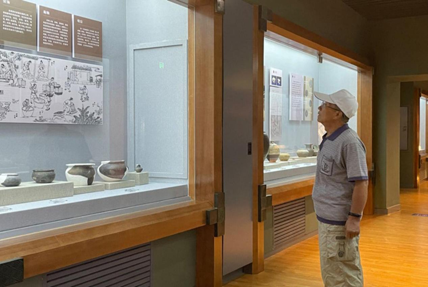 德惠市民正在參觀、觀摩文物，了解德惠歷史。人民網記者 李思玥攝