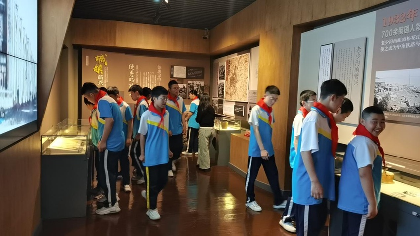 2023年五四青年節，德惠市博物館舉辦“五四共青團走進博物館”活動，讓青少年更好地了解德惠歷史文化。（資料圖片。德惠市博物館供圖）