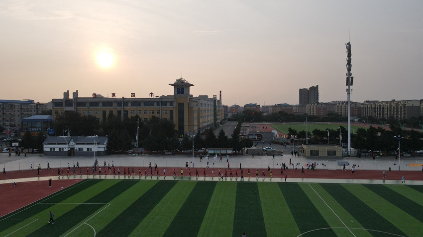 早上六點不到，德惠體校的體育場上已有不少早起的市民正在鍛煉身體。人民網 李成偉攝（資料圖片）