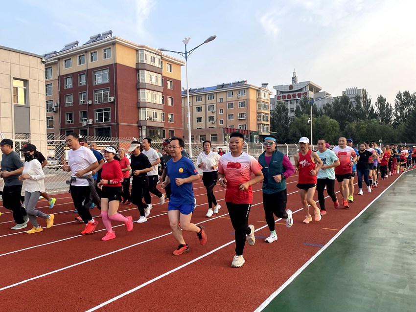 “跑步大軍”正迎著晨曦奔跑。人民網記者 李思玥攝（資料圖片）