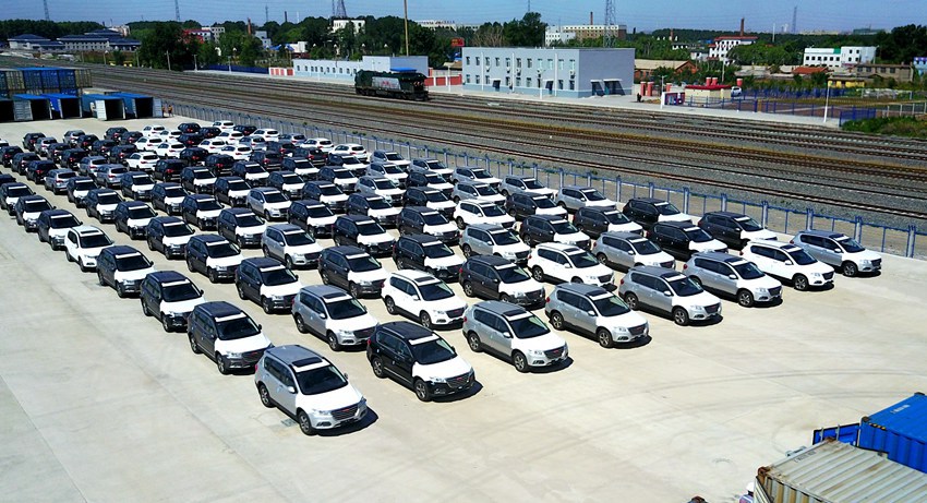 長春興隆鐵路口岸等待裝車的一汽整車。(長春國際陸港公司供圖)