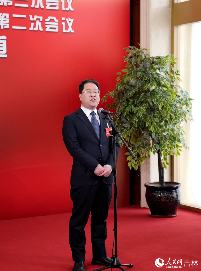 吉林省政協委員、吉林大學研究生院院長、民盟吉林省委會副主委孫俊奇。人民網記者 李洋攝