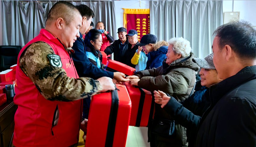 1月24日，市退役軍人事務局開展“致敬陪伴烈士父母”活動，向18名烈士父母發放一套裝有馬甲、血壓儀為主的“致敬英雄禮包”。