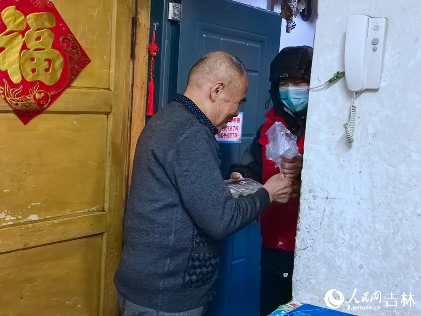 樂齡食堂工作人員王貴志給出行不便的老人送早餐。人民網記者 王海躍攝