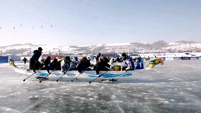 冰上龍舟賽激烈進(jìn)行中。白山市委宣傳部供圖