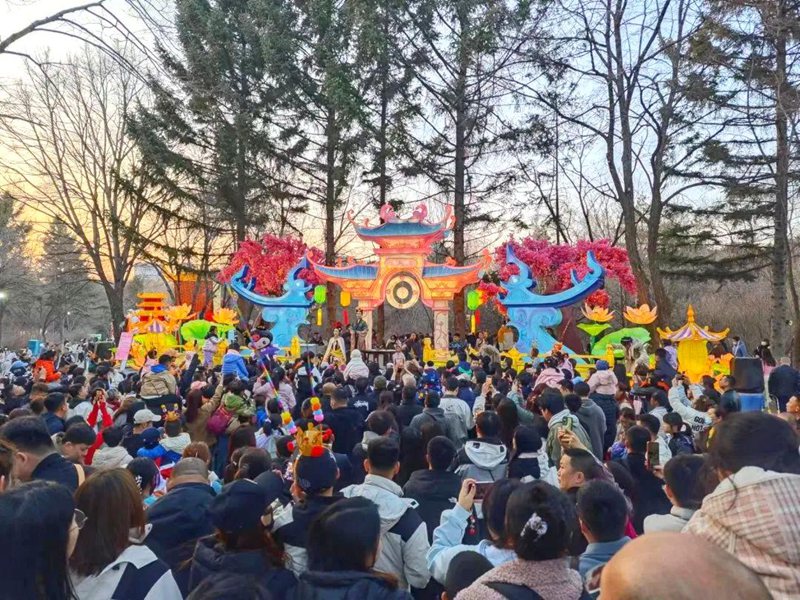 游客打卡長(zhǎng)春市動(dòng)植物公園《西游記》主題夜游項(xiàng)目