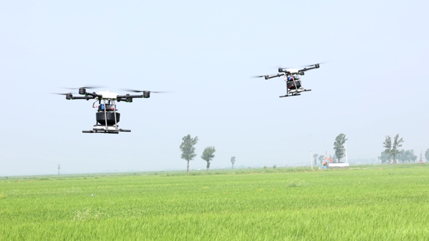 遙控無人機參與科學種植。公主嶺市委宣傳部供圖
