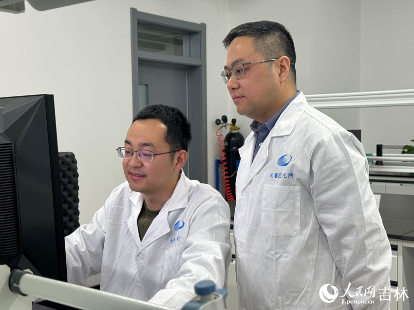 右一為中國科學院長春應用化學研究所研究員劉偉。人民網記者 李思玥攝
