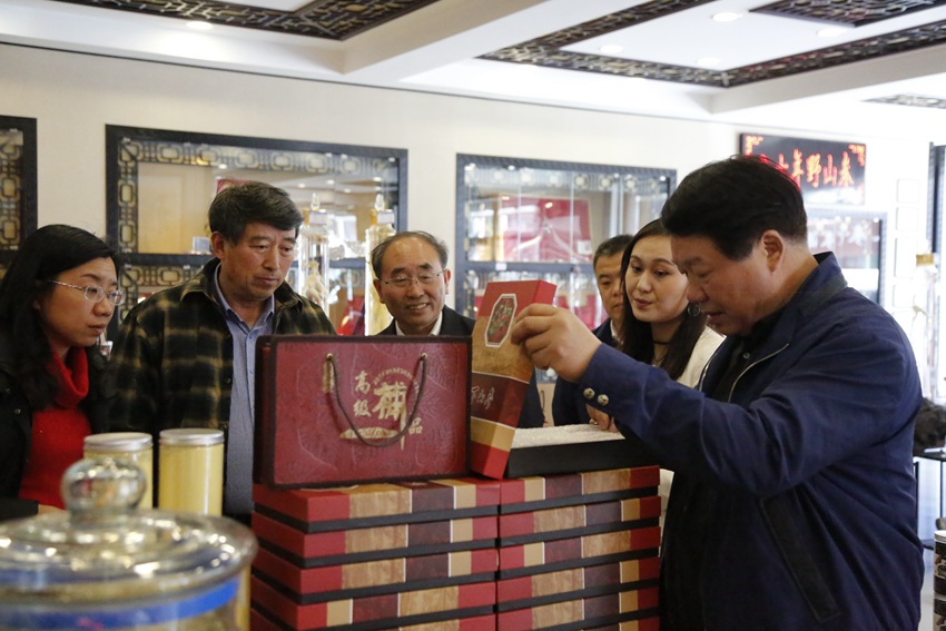 人參產品吸引了全國各地的商客。（撫松縣委宣傳部供圖）