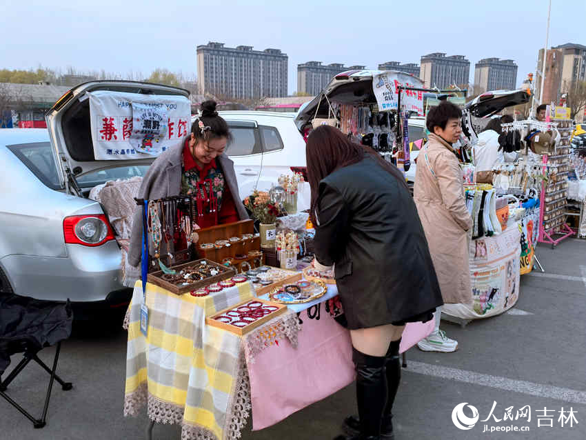 后備箱集市。人民網(wǎng)記者 馬俊華攝
