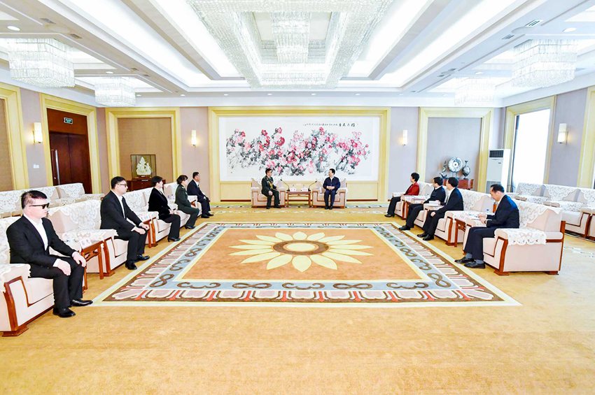 4月17日，省委書記景俊海在長春會見“吉林楷?！蓖蹒鞠冗M(jìn)事跡報告團(tuán)成員。張野 鄒乃碩 攝