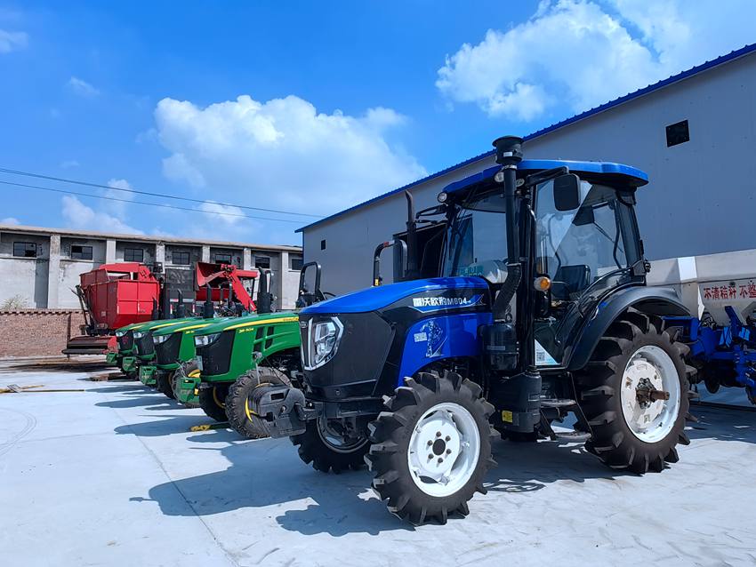 農(nóng)機具整裝待發(fā)。